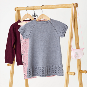 Kjole med hulmnster til smbrn