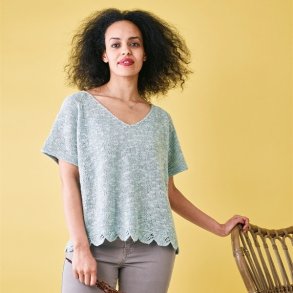 Tee med blomsterbort og I-cord kant